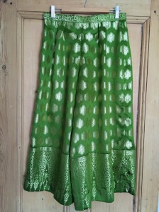 For the culottes I used the right side of the sari (having using the other side - is there a right and wrong with a sari??) for the top