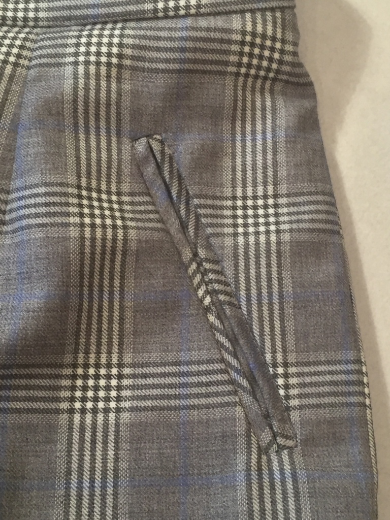 Close up: Mock pocket on the bias of the front trouser